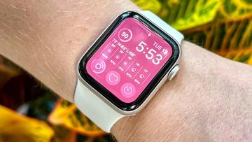 Apple Watch SE 2022 vist på en persons håndled