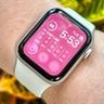 Apple Watch SE(2022年モデル)が手首に装着された様子