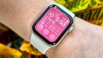 Apple Watch SE modelo 2022 mostrado en la muñeca de una persona
