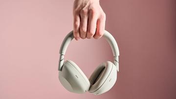 En person holder de trådløse Sony WH-1000XM6-hovedtelefoner
