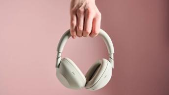 En person holder de trådløse Sony WH-1000XM6-hovedtelefoner