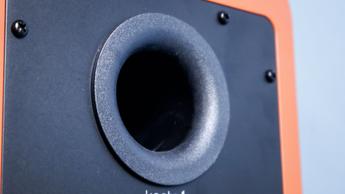 Nahaufnahme der Bassreflexöffnung eines Kanto Ren Lautsprechers