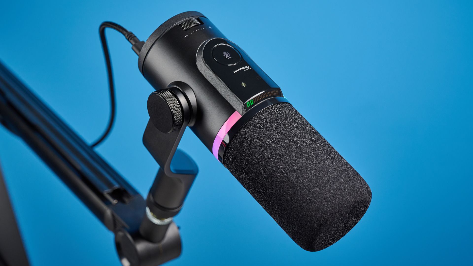 Das HyperX Flipcast Streaming-Mikrofon auf einem Schwenkarm, mit RGB-Beleuchtung sowie XLR- und USB-C-Anschlüssen