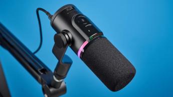 Das HyperX Flipcast Streaming-Mikrofon auf einem Schwenkarm, mit RGB-Beleuchtung sowie XLR- und USB-C-Anschlüssen