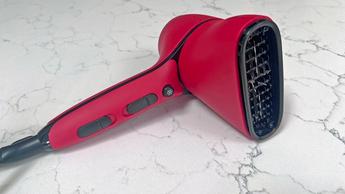 Secadora Revlon Airflow Control colocada sobre el tocador de una persona que la reseña