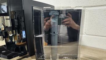 Serbatoio dell'acqua rimosso dalla macchina da caffè automatica Jura J10
