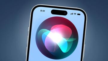 En iPhone som visar Siri-assistentens logotyp mot en blå bakgrund