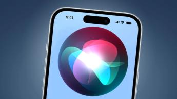 En iPhone som visar Siri-assistentens logotyp mot en blå bakgrund