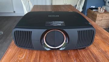 Проектор Epson EH-QB1000 с закрытой диафрагмой на деревянном столе