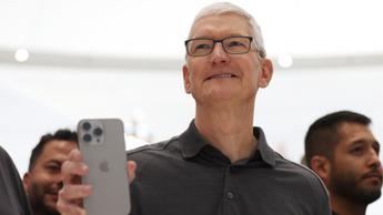 Apples vd Tim Cook visar upp nya iPhone 15 Pro på ett lanseringsevent