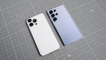 Un Samsung Galaxy S25 Ultra y un iPhone 16 Pro Max uno al lado del otro sobre una mesa
