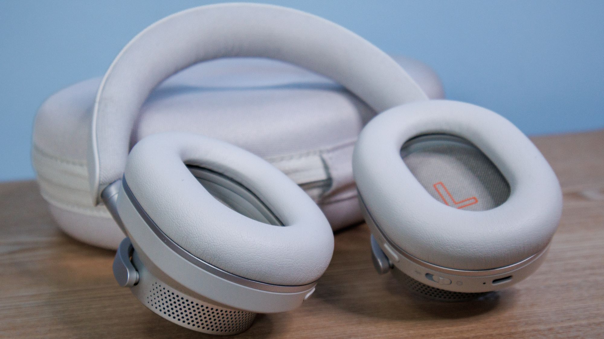 Kabellose Cambridge Audio Melomania P100 SE Kopfhörer und Ladeetui auf einem Tisch