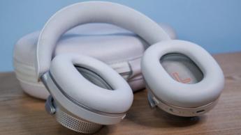 Kabellose Cambridge Audio Melomania P100 SE Kopfhörer und Ladeetui auf einem Tisch