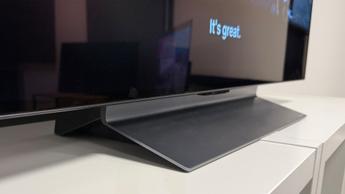 Крупный план нижней кромки и подставки OLED-телевизора LG C5 с диагональю 48 дюймов