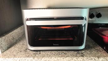 Horno de vidrio Brava siendo probado en una cocina casera