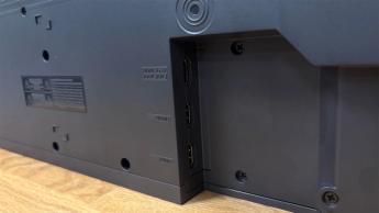 Крупный план задней панели саундбара Samsung HW-Q990F с разъёмами для подключения