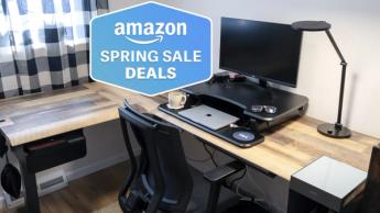 El escritorio en forma de L de Vari acompañado de una silla de oficina Vari, con una insignia de la Venta Grande de Primavera de Amazon de Tom's Guide