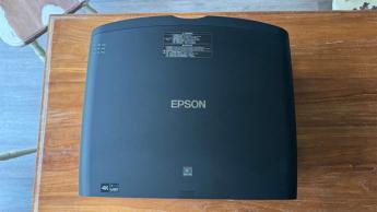 Проектор домашнего кинотеатра Epson EH-QB1000 4K на деревянном столе, вид сверху