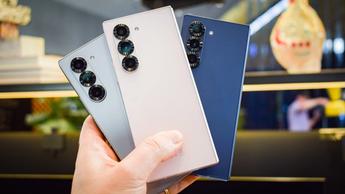 Un teléfono inteligente Samsung Galaxy Z Fold 6 elegante que muestra su pantalla plegable