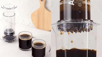 Uma cafeteira AeroPress XL transparente sobre um fundo branco