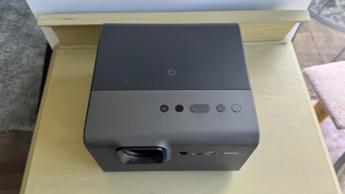 Проектор BenQ GP520 для домашнего кинотеатра на деревянном столе, вид спереди и сверху