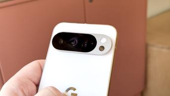 Tampilan dekat kamera smartphone Google Pixel 10 Pro XL