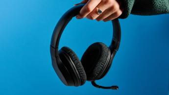 Ein schwarzes Belkin SoundForm Adapt kabelloses Headset für Audio und Anrufe