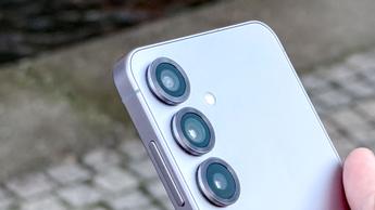 Vista en primer plano de las tres cámaras traseras del Samsung Galaxy S25