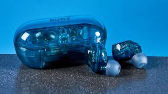 Ein Paar blaue kabellose Sony WF-C710N Ohrhörer auf dem Display