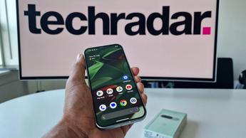 Google Pixel 9-smartphone som visar fram- och baksida