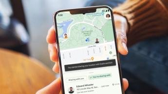 En hand håller en smartphone med appen Android Hitta Min Enhet