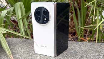 Smartphone dobrável Oppo Find N5 parcialmente aberto, vista traseira