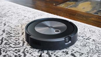 Aspiradora robótica iRobot Roomba j7+ sobre una alfombra