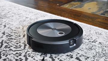 Aspiradora robótica iRobot Roomba j7+ sobre una alfombra