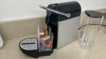 Uma máquina de espresso Nespresso Pixie sobre a bancada da cozinha