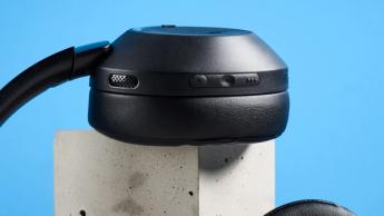 Mixx StreamQ C4 Kopfhörer in Schwarz mit weichen Ohrpolstern und Bedienelementen auf blauem Hintergrund