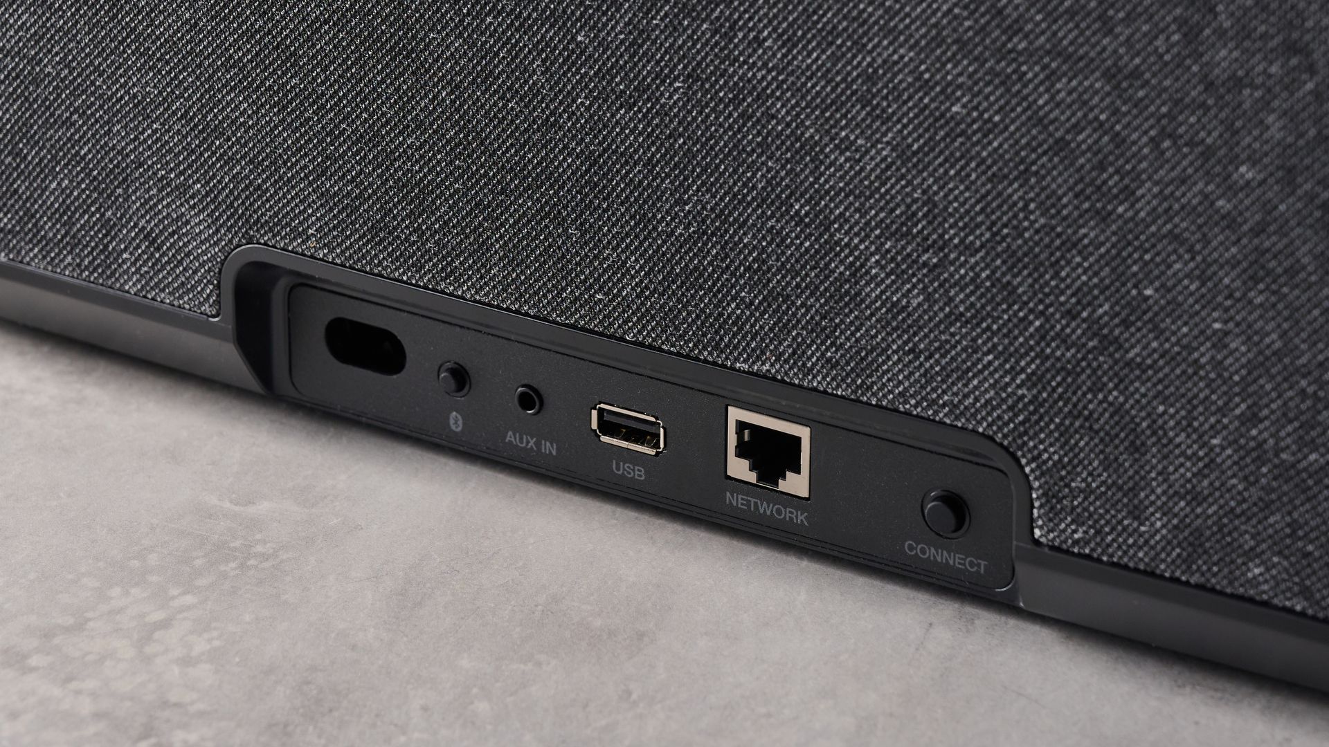 Ein Denon Home 350 kabelloser Smart-Lautsprecher im Ausstellungsraum