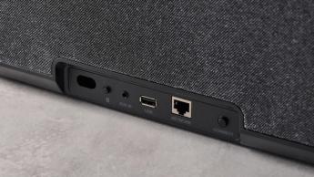 Ein Denon Home 350 kabelloser Smart-Lautsprecher im Ausstellungsraum