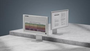 Zwei 25,3 Zoll farbige E-Ink-Monitore von Boox Mira Pro auf einem Tisch