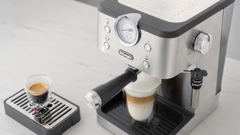 Máquina de espresso De'Longhi Linea Classic sobre a bancada da cozinha