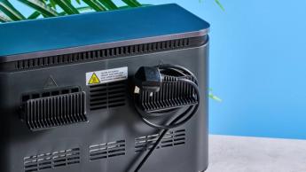 Fritadeira elétrica Cosori preta com dois cestos transparentes, luzes internas, grelha para cozimento e espetos para churrasco