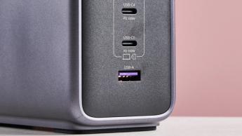 Primer plano de los dos puertos USB-C inferiores y un puerto USB-A en el cargador UGreen Nexode 500W de 6 puertos