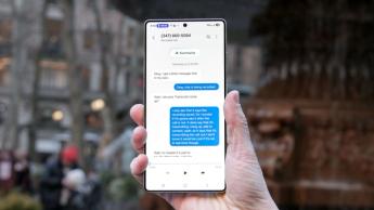 Aplicación de mensajería abierta en el smartphone Samsung Galaxy S25 Ultra
