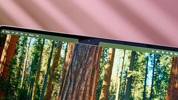 MacBook Air 15-tommer med M4-chip på et kreativt arbejdsbord med åben skærm