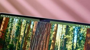 MacBook Air 15-tommer med M4-chip på et kreativt arbejdsbord med åben skærm