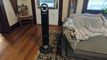 Ventilador de torre inteligente Dreo 519S colocado en una sala moderna