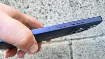 Close-up do botão de energia do smartphone Moto G Power