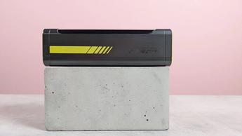 Sideprofil af AOHI Future Starship powerbank vist på et skrivebord med lyserød baggrund