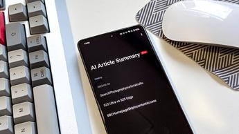 Asus Zenfone 12 Ultra mostrando la interfaz de una app de resúmenes de artículos con IA