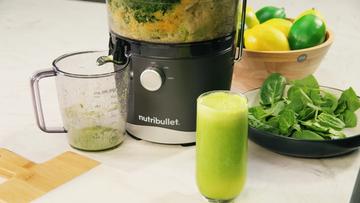 Extractor de jugos Nutribullet extrayendo jugo verde fresco